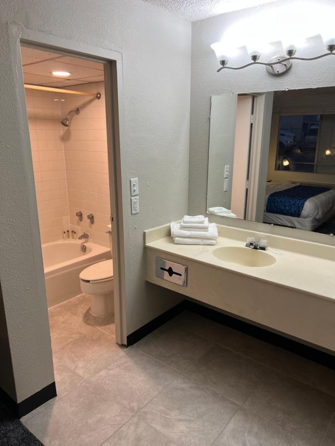Travelodge By Wyndham Lincoln Northeast エクステリア 写真