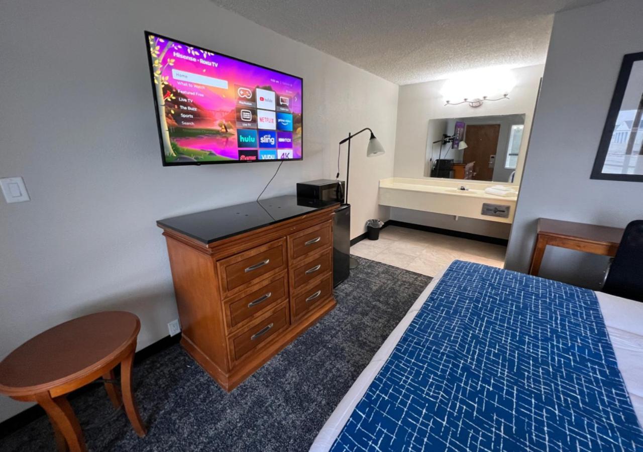 Travelodge By Wyndham Lincoln Northeast エクステリア 写真