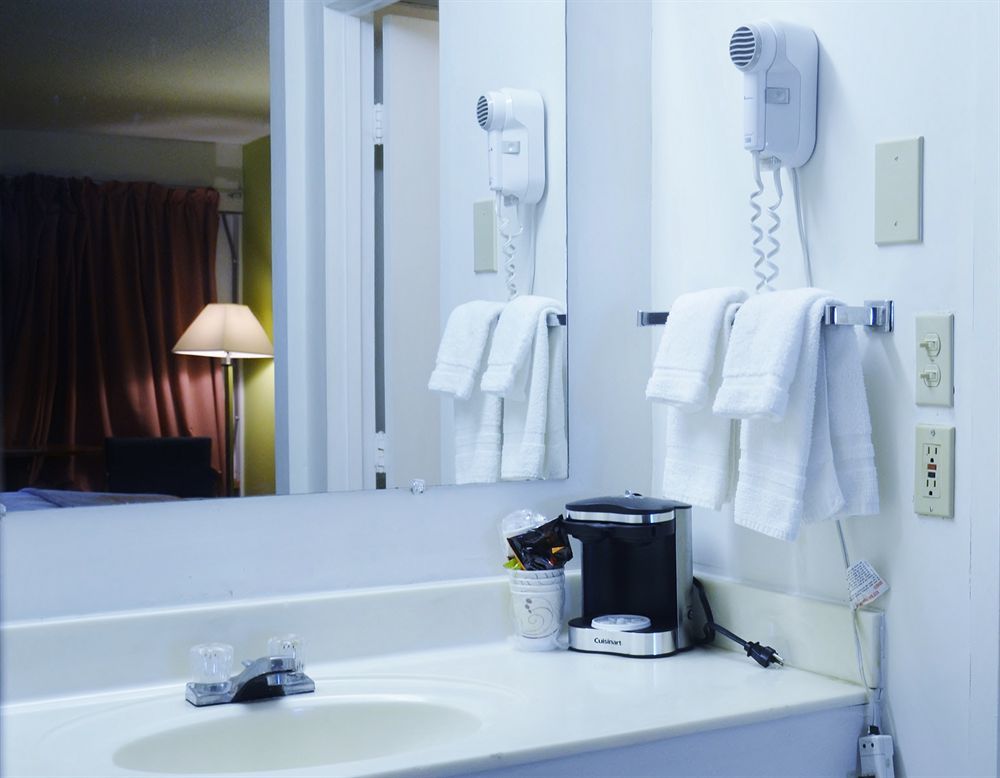 Travelodge By Wyndham Lincoln Northeast エクステリア 写真